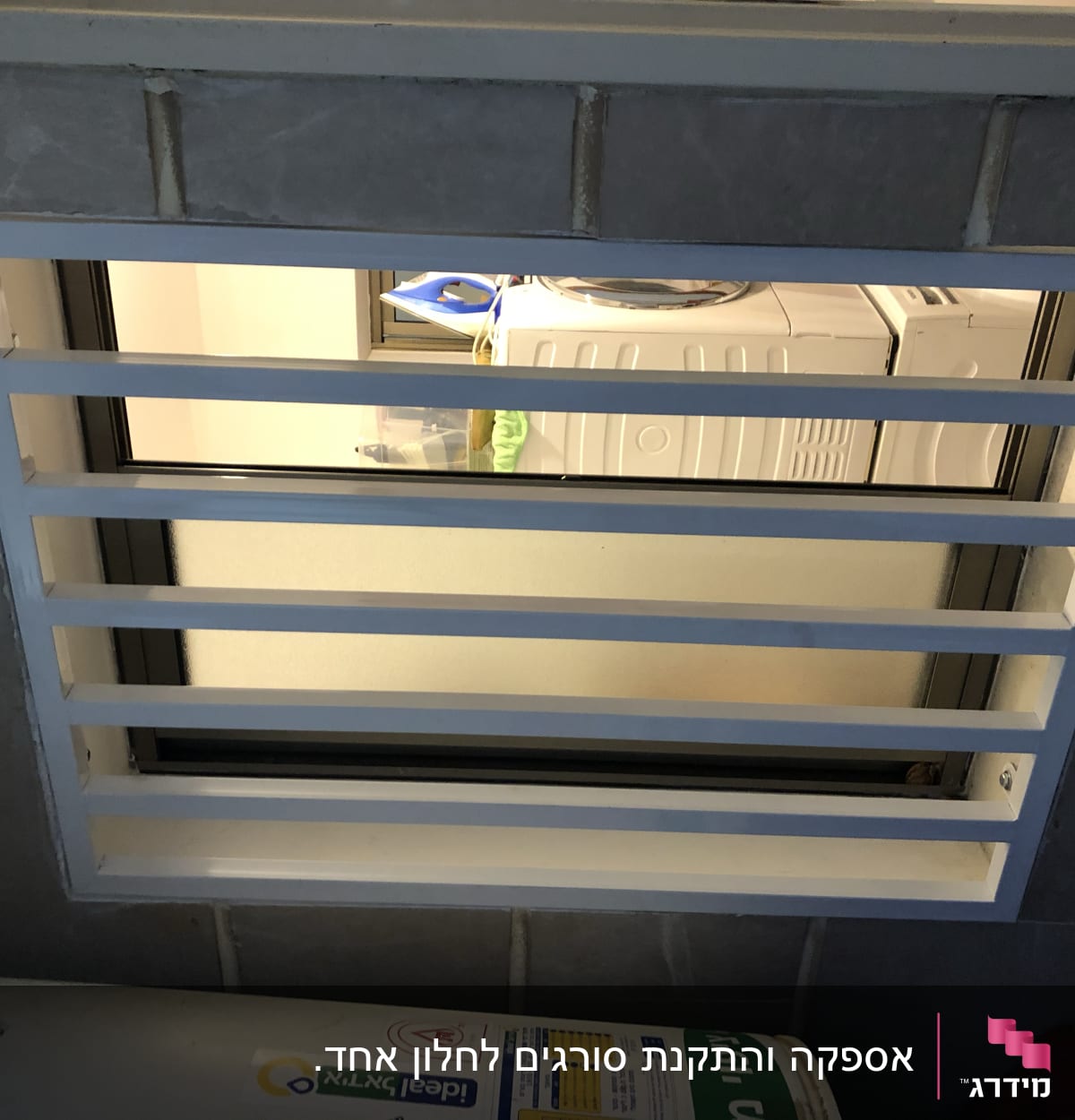 מסגרת חלון עם סורגים לבנים